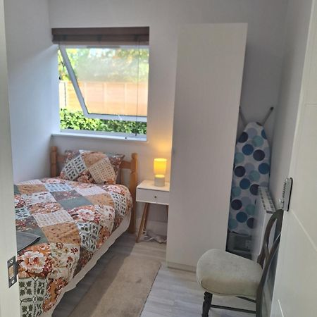 Budget Single Room Only For One Adult - Shared Flat Northolt  Exterior photo