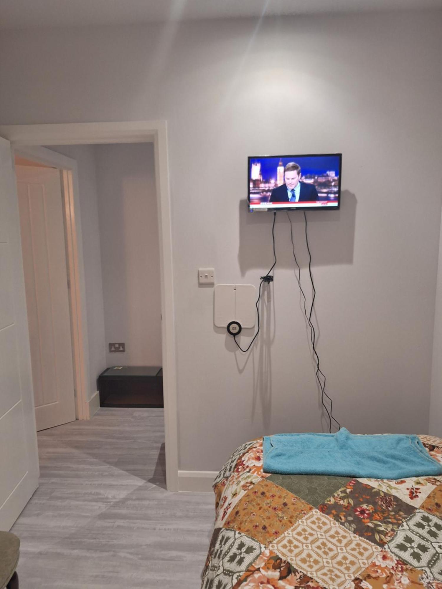 Budget Single Room Only For One Adult - Shared Flat Northolt  Exterior photo